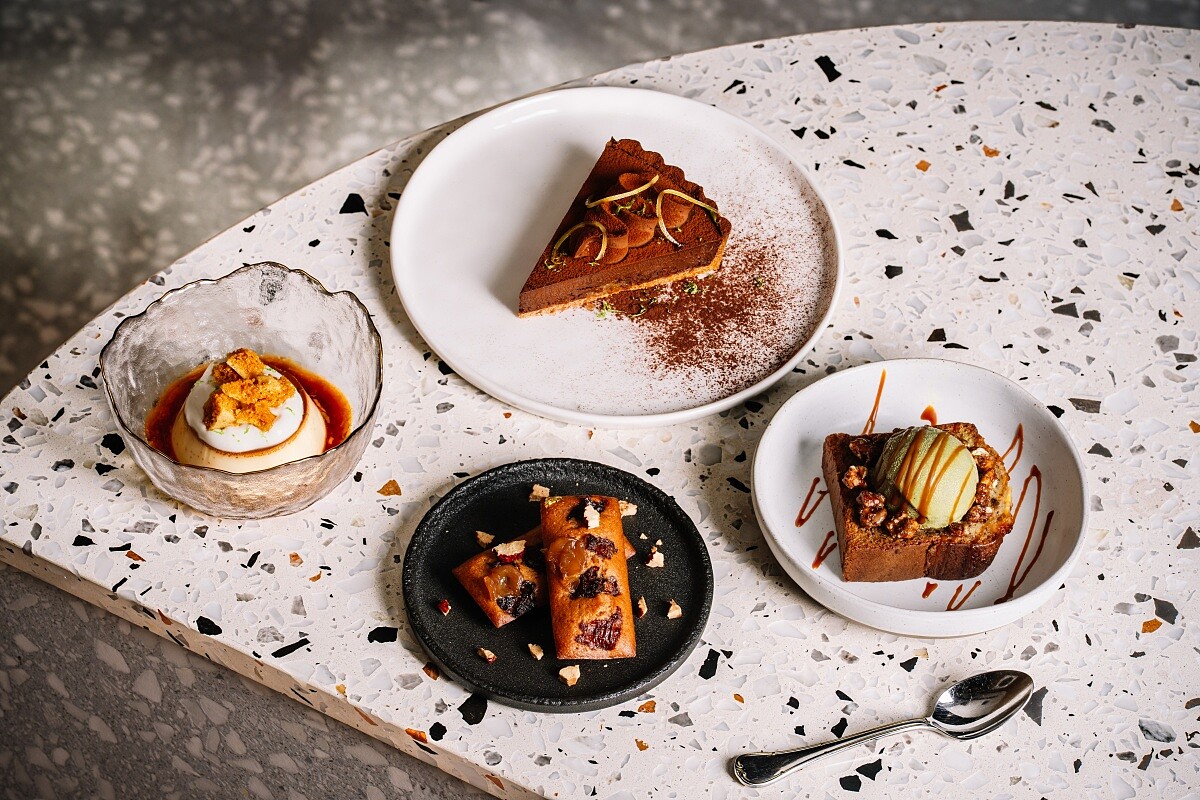 由左順時針向右依序為:鹹奶蓋布丁、巧克力檸檬派、香蕉蛋糕佐鐵觀音冰淇淋、桂圓紅棗費南雪。