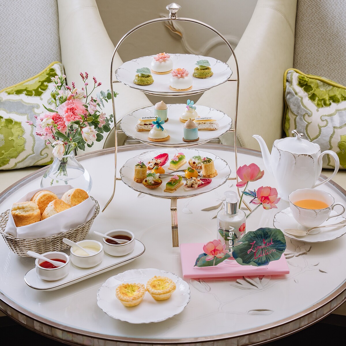 台北文華東方酒店初夏之際攜手Sisley於即日起至8月17日在備受名媛貴婦喜愛的「青隅」打造花漾粉蓮感官下午茶饗宴。