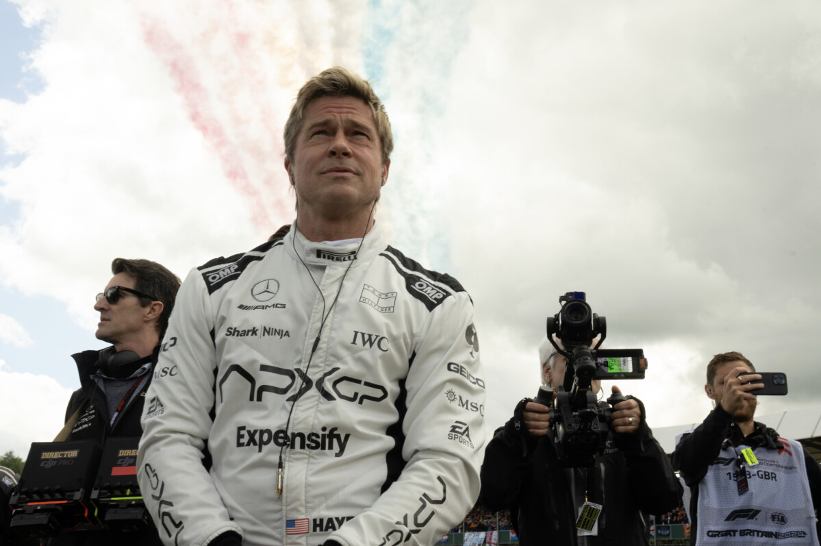 《F1電影》劇照 - 布萊德彼特飾演的賽車手桑尼海耶斯與團隊