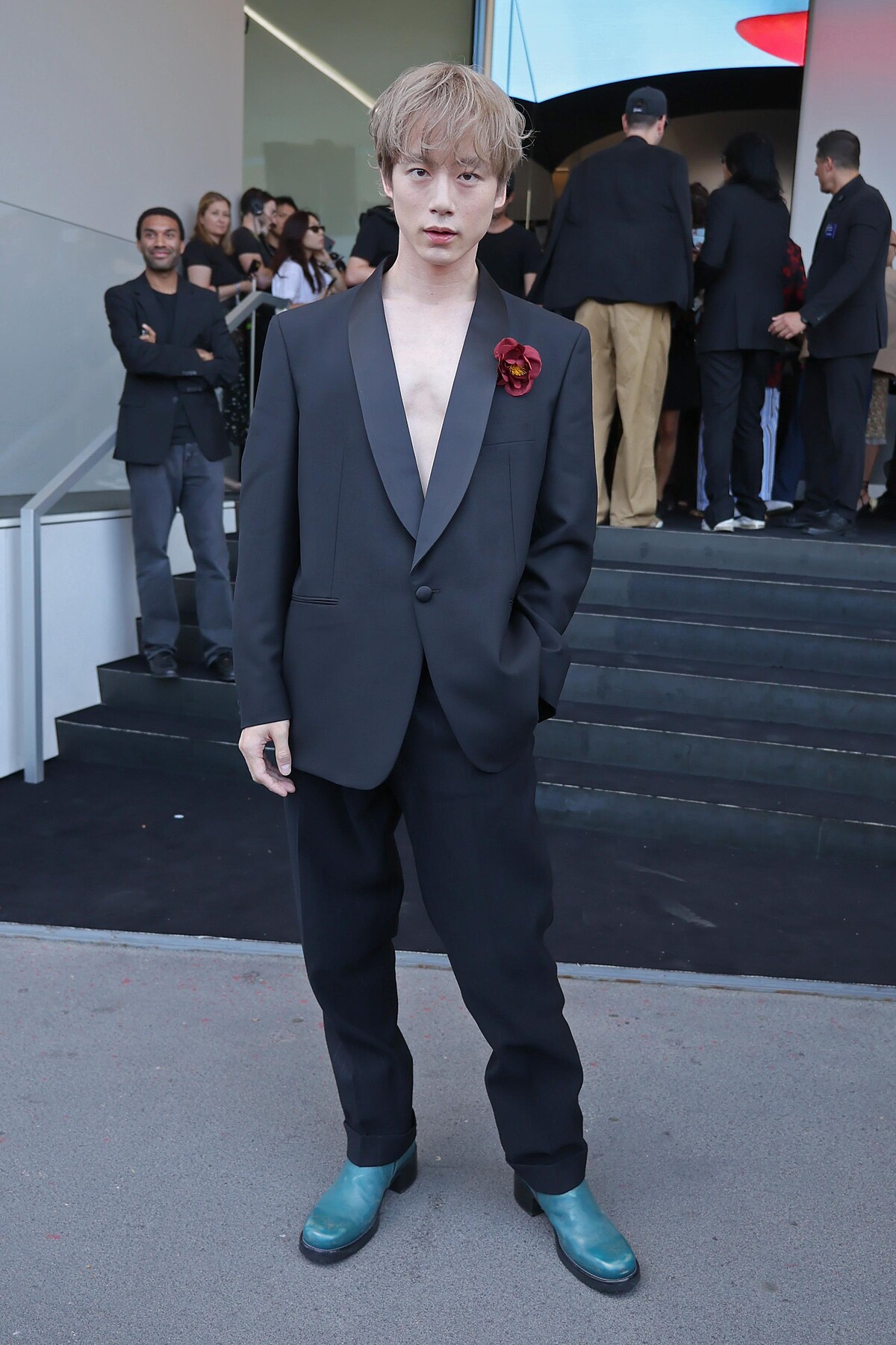 坂口健太郎出席Prada 2026春夏男裝大秀，身穿黑色深V西裝