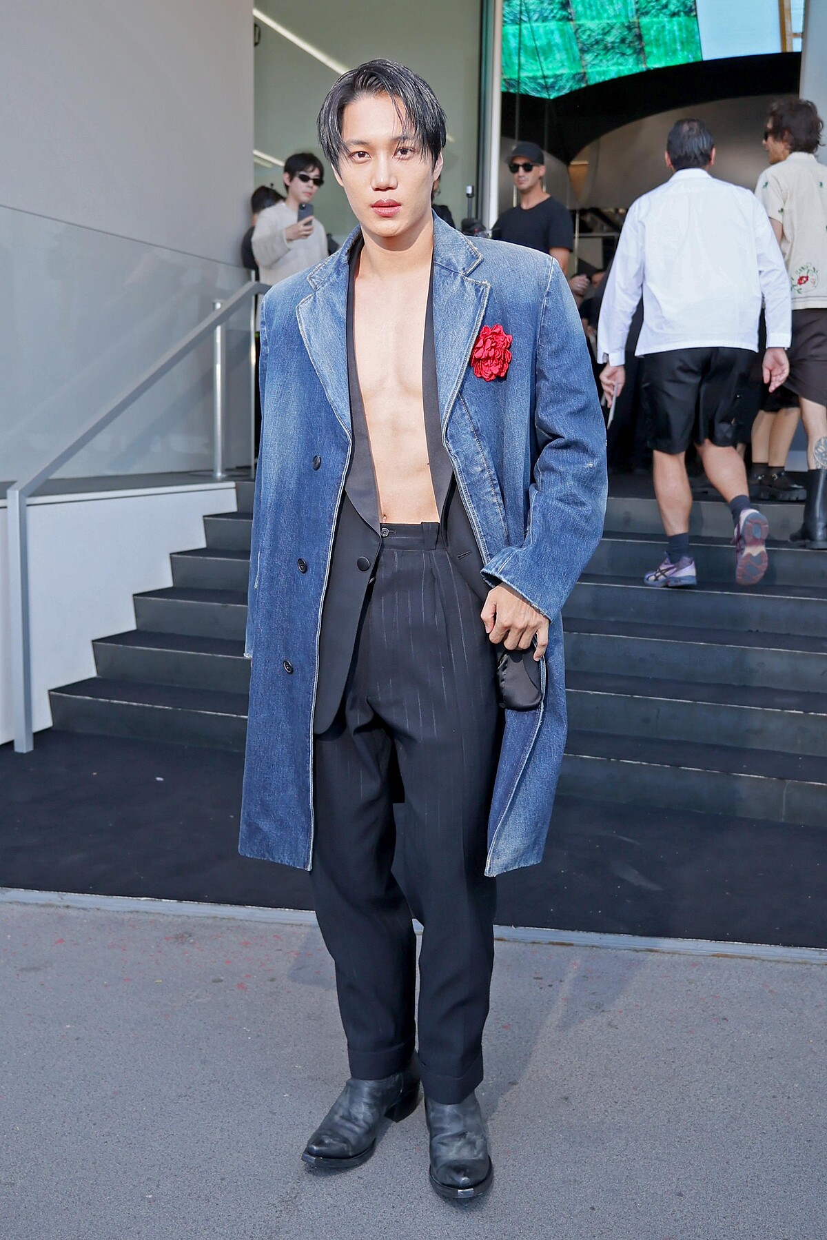 EXO成員Kai出席Prada大秀，身穿西裝外搭丹寧大衣