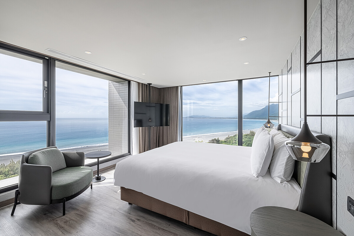 沁海館晨曦樓中樓家庭房大片落地窗納入海的呼吸，被海景環繞，才懂什麼是與自然共眠