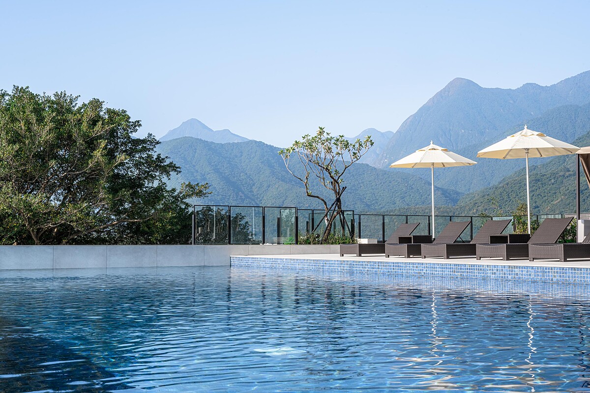 戶外無邊際泳池與大片草地空間，是專屬於旅人的夏日儀式場&mdash;&mdash;浮在水面上，放空的剛剛好