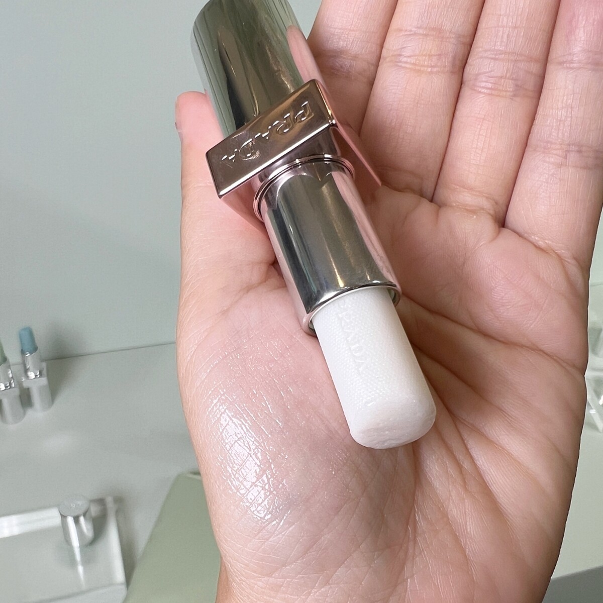 PRADA原生稜光水唇膏(#U014幻光白)手部試色。