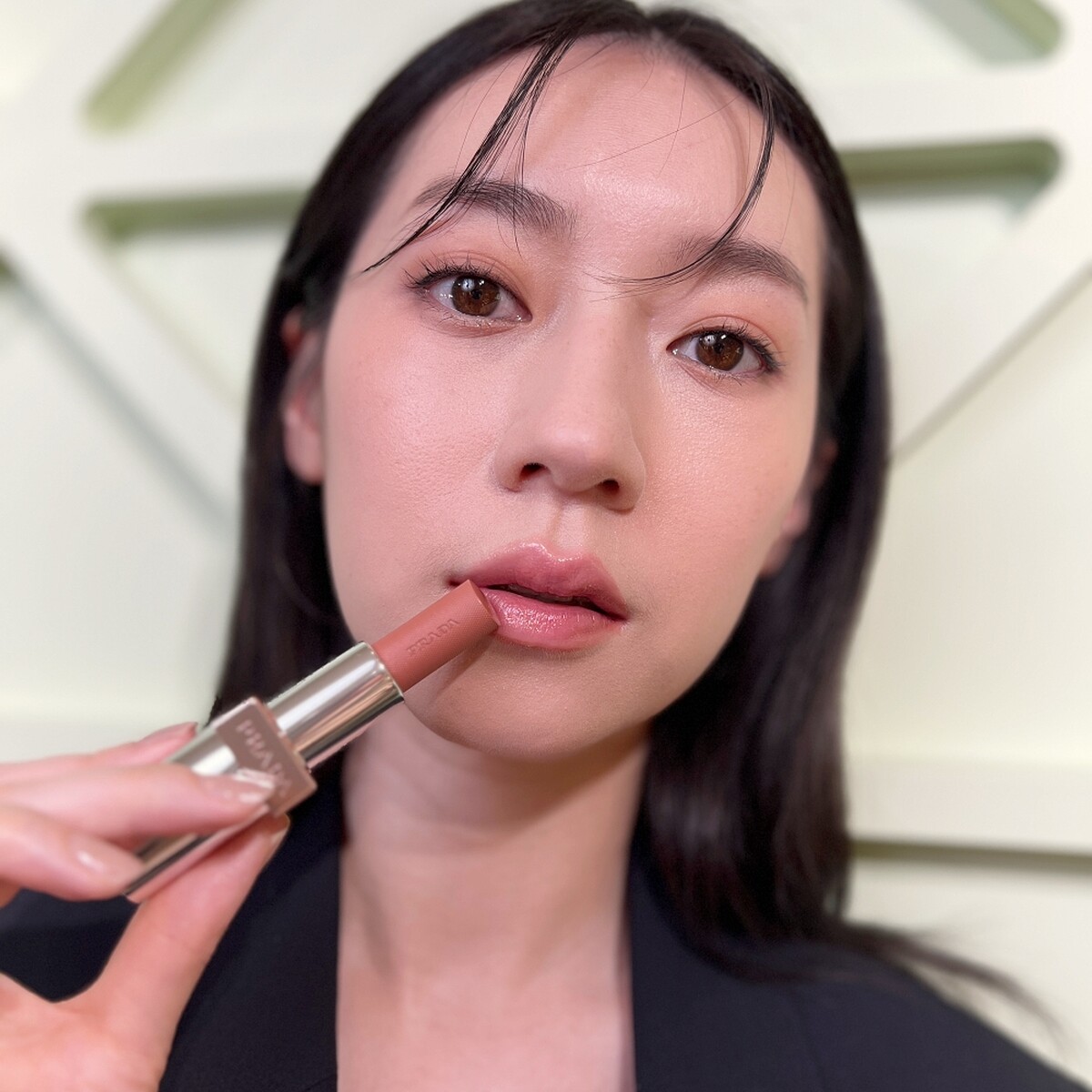 PRADA原生稜光水唇膏(#U019柔光裸)實擦試色。