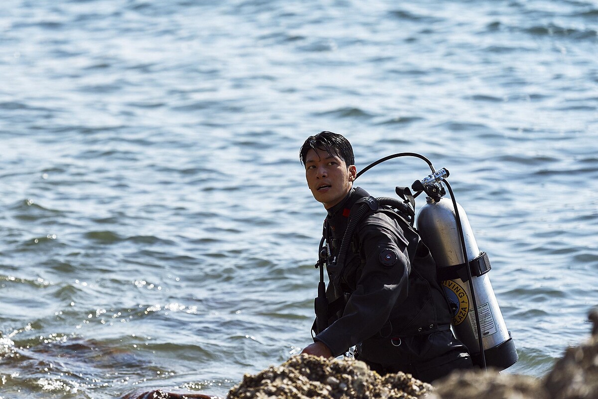 魏化儁飾演的黃俊昊仍舊用各式方法尋找著遊戲組織的地點。