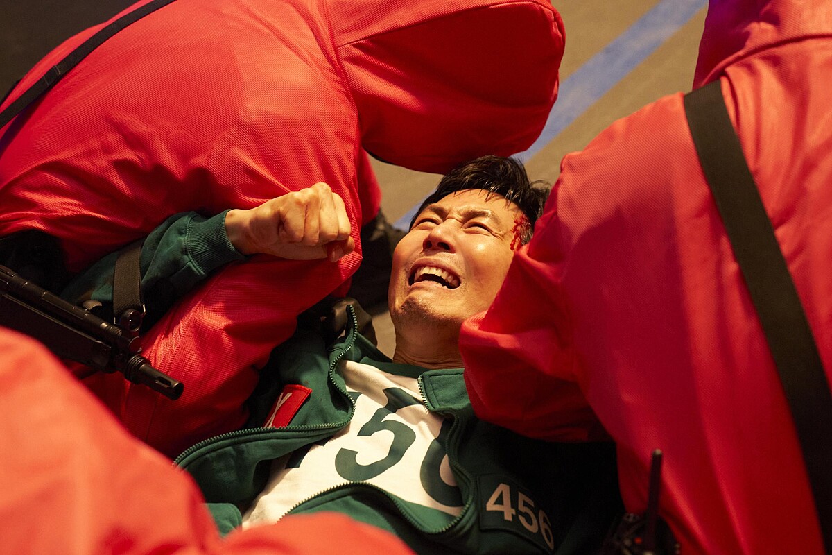 成奇勳質問著士兵為何讓他活著，卻殺死其他反抗的玩家。