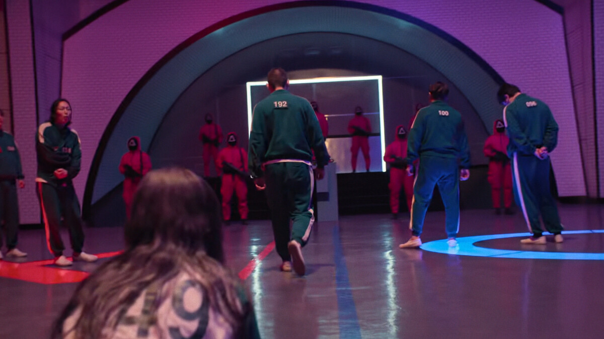 149 號跪在地上請求大家反對遊戲進行，救救 222 號及她的嬰兒。