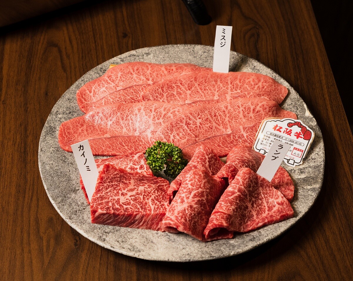 盛合內容根據每日精選不同，此圖為左：腰脊肉、上：板腱、右：臀芯。