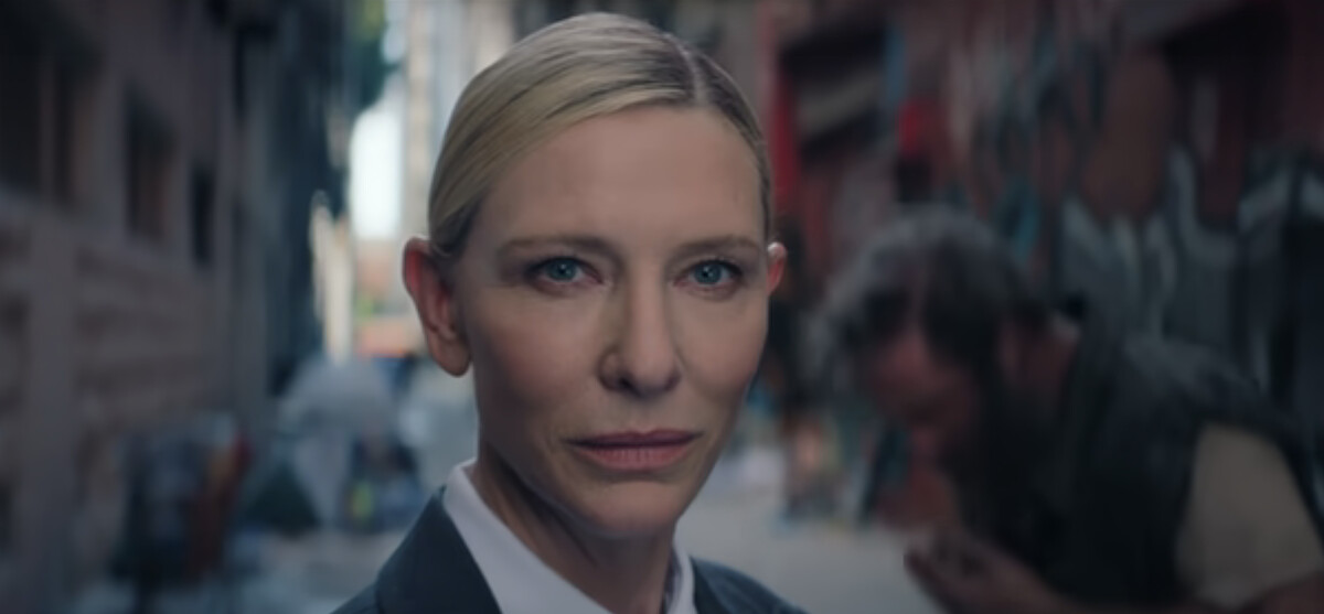 凱特布蘭琪驚喜客串，是洛杉磯魷魚遊戲的招募員。