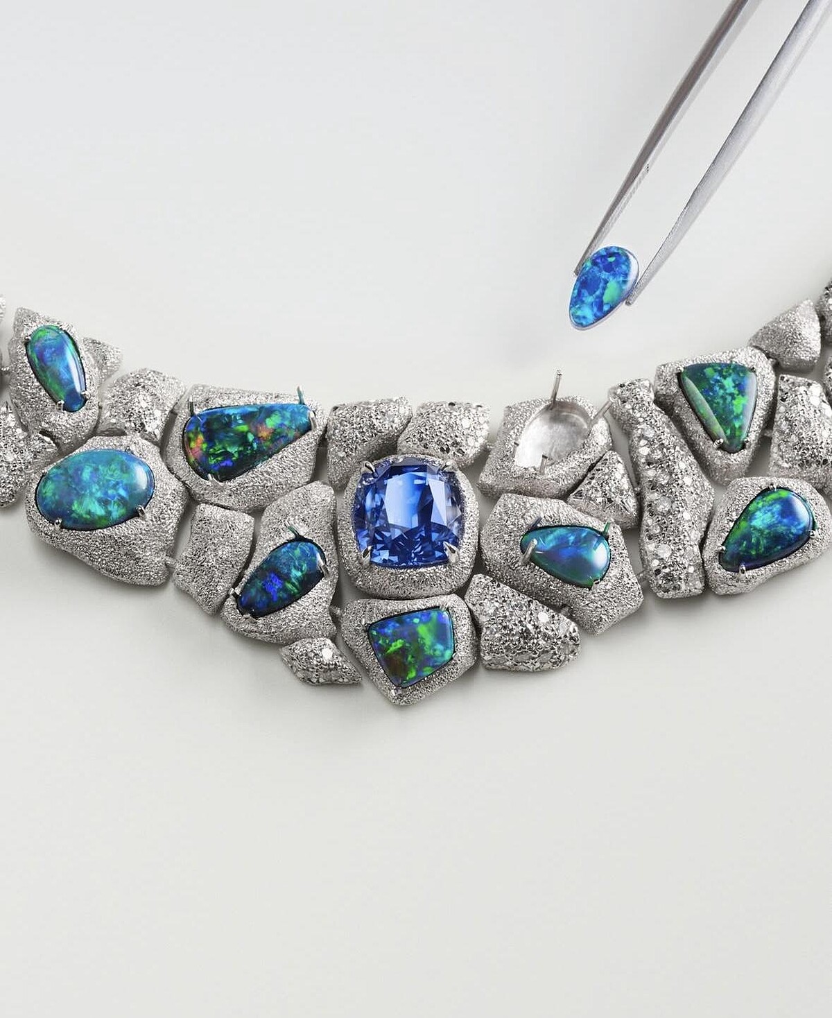 Flowing Curves 18K 白金藍寶石蛋白石項鍊