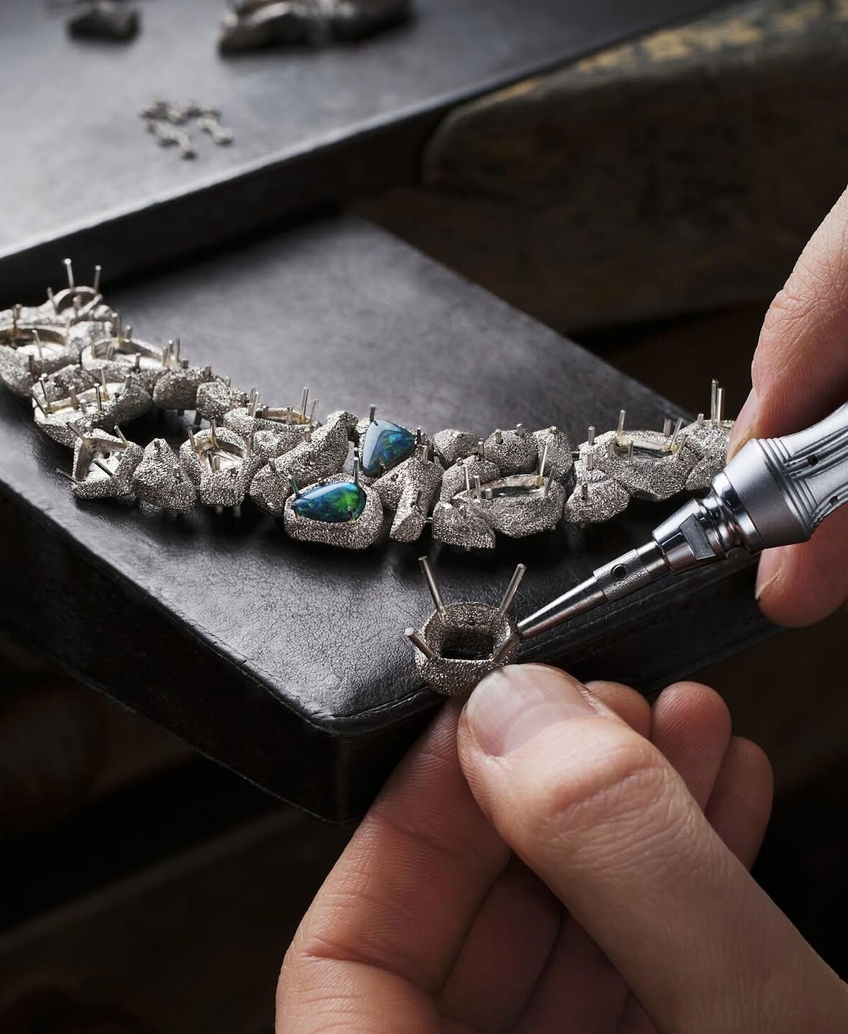 Flowing Curves 18K 白金藍寶石蛋白石項鍊