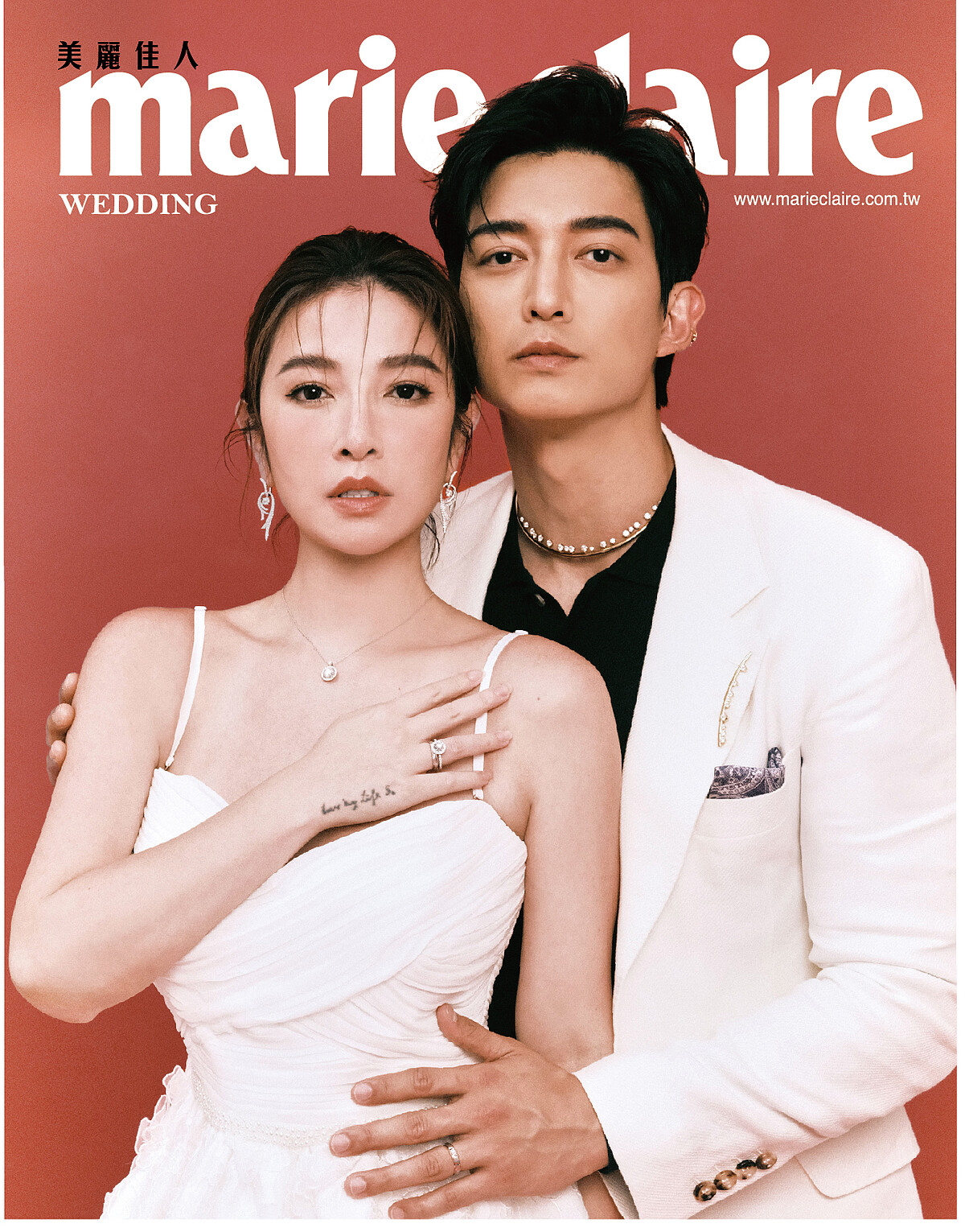 維恩:Vela Twisted 白K金鑽石耳環、Joy 鉑金鑽石項鍊、Vela Halo 鉑金鑲鑽戒指、Love Satin Finish 玫瑰金結婚對戒,all by Hearts On Fire;白色細肩造型洋裝,Self Portrait。家梁:Barre Floating 黃K金鑽石耳骨夾、Barre Floating 黃K金鑽石項鍊、Barre Floating 黃K金鑽石胸針、Love Chevron 鉑金玫瑰金結婚對戒,all by Hearts On Fire;白色西裝外套、深藍色針織 Polo 衫,all by Brunello Cucinelli。