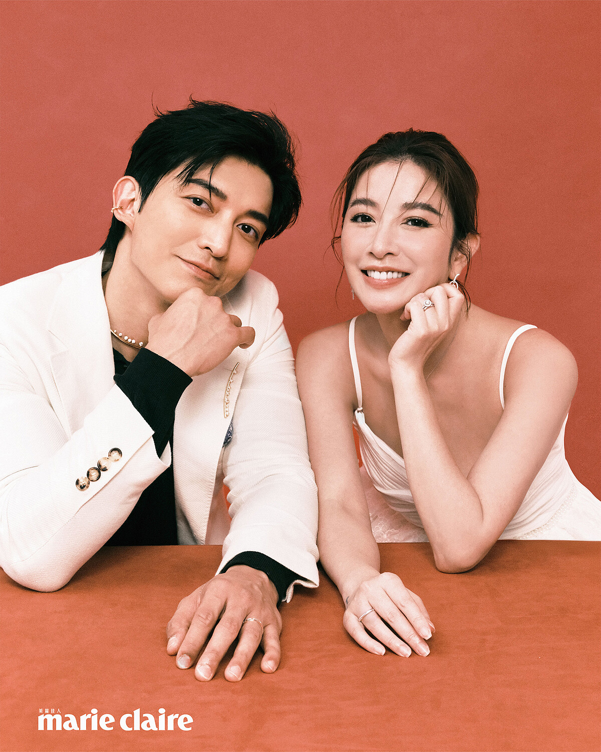 維恩:Vela Twisted 白K金鑽石耳環、Joy 鉑金鑽石項鍊、Vela Halo 鉑金鑲鑽戒指、Love Satin Finish 玫瑰金結婚對戒、Love Chevron 鉑金玫瑰金結婚對戒,all by Hearts On Fire;白色細肩造型洋裝,Self Portrait。家梁:Barre Floating 黃K金鑽石耳骨夾、Barre Floating 黃K金鑽石項鍊、Barre Floating 黃K金鑽石胸針、Love Chevron 鉑金玫瑰金結婚對戒,all by Hearts On Fire;白色西裝外套、深藍色針織 Polo 衫,all by Brunello Cucinelli。