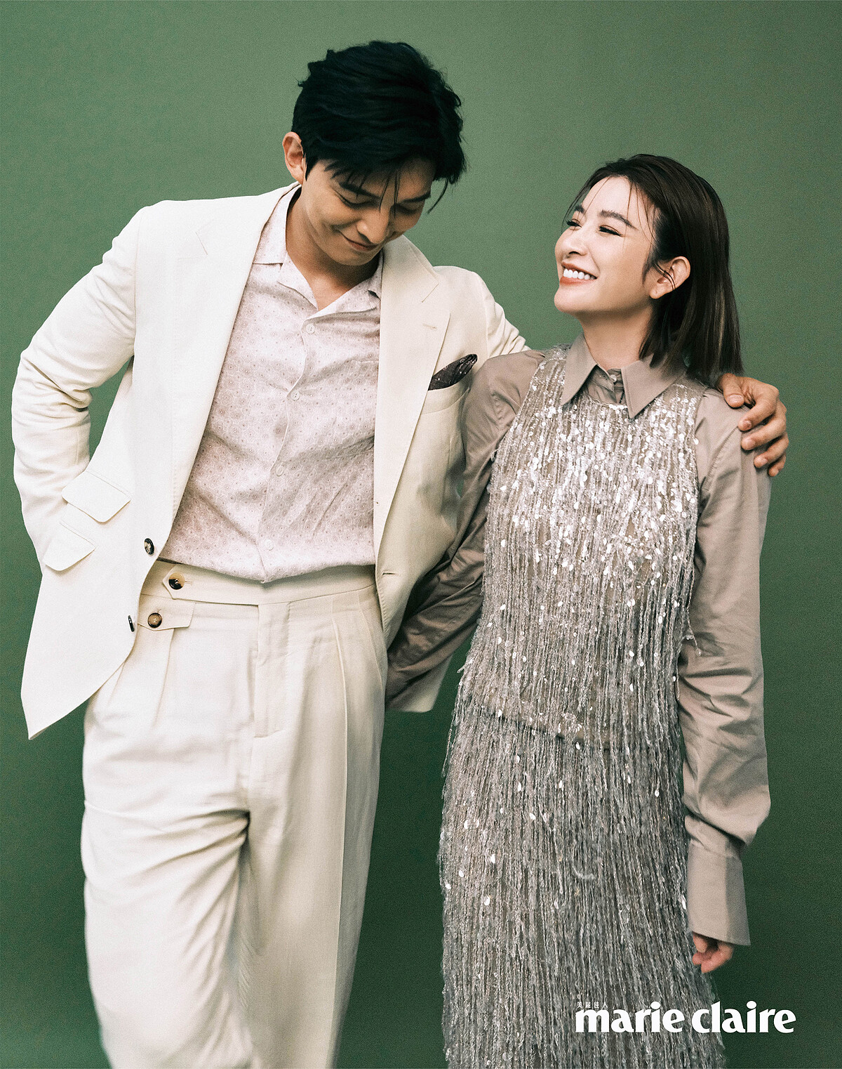 維恩:駝色亮片流蘇背心、駝色襯衫、駝色亮片流蘇長裙,all by Brunello Cucinelli。家梁:米色西裝外套、印花襯衫、米色西裝褲,all by Brunello Cucinelli。