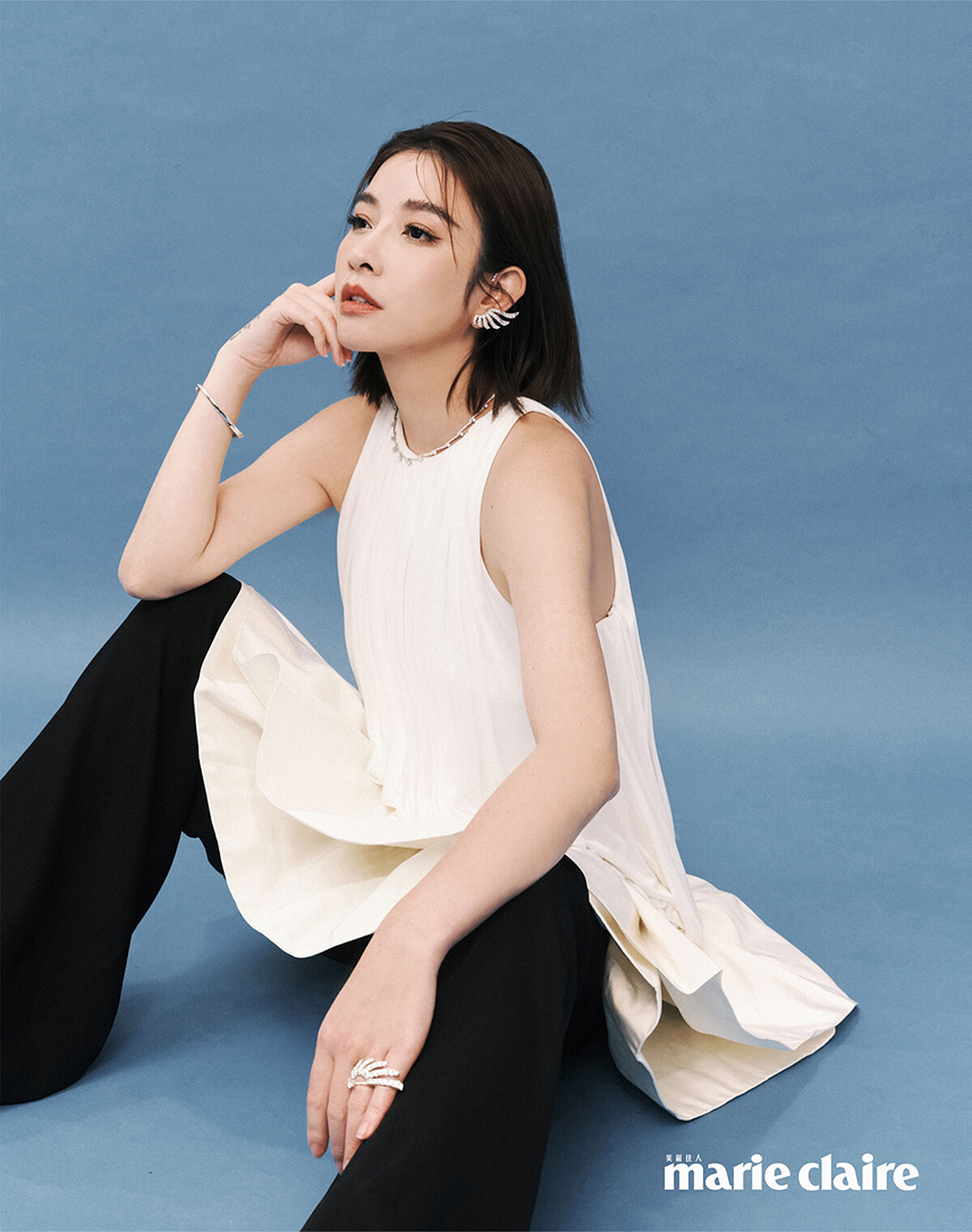 Vela 白K金法式鑲嵌鑽石耳環、Vela Crossover 白K金法式鑲嵌鑲滿鑽項鍊、Vela 白K金法式鑲嵌鑽石手鐲 、Vela 白K金法式鑲嵌鑽石戒指,all by Hearts On Fire;白色壓褶背心,Loewe。