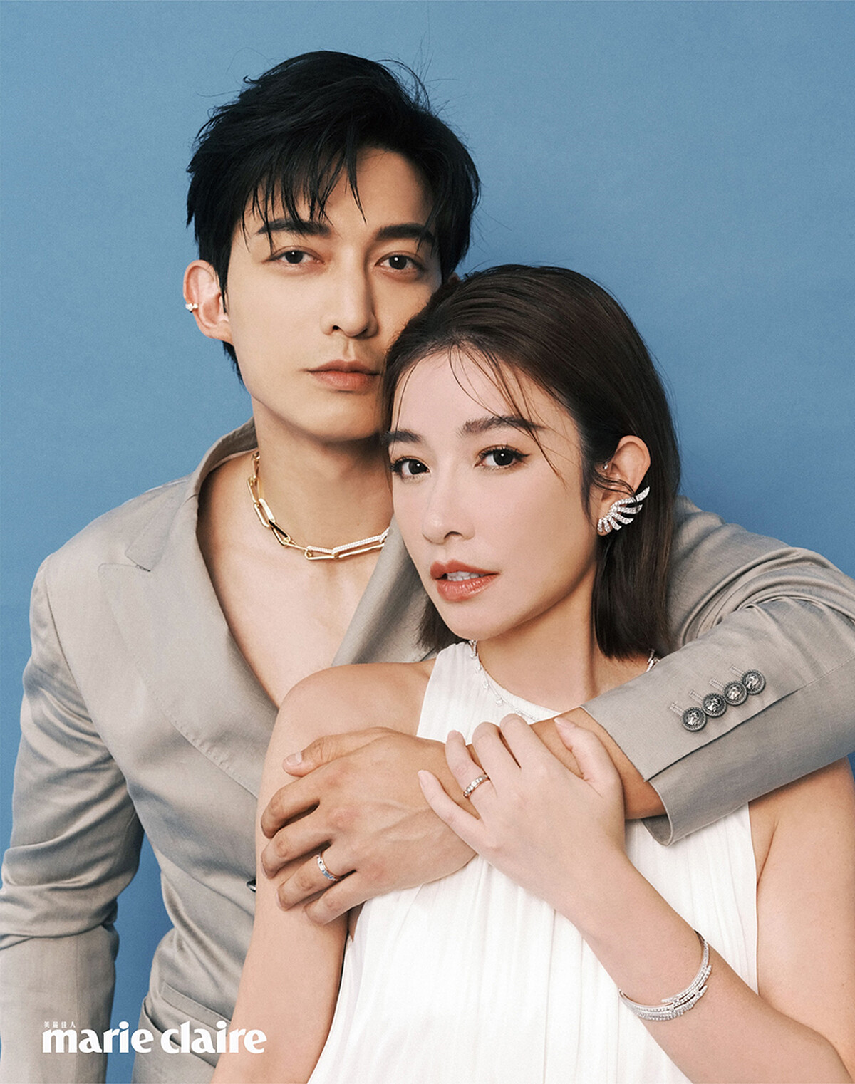 維恩:Vela 白K金法式鑲嵌鑽石耳環、Vela Crossover 白K金法式鑲嵌鑲滿鑽項鍊、Vela 白K金法式鑲嵌鑽石手鐲 、Love Chevron 鉑金玫瑰金結婚對戒,all by Hearts On Fire;白色壓褶背心,Loewe。家梁:Inside/Out Flip 黃K金鑽石耳骨夾、Inside/Out Link 黃K金鑽石項鍊、Love Chevron 鉑金玫瑰金結婚對戒,all by Hearts On Fire;灰色西裝外套, Brunello Cucinelli。