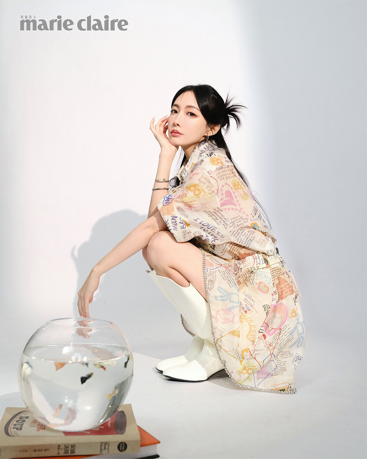 塗鴉透膚襯衫、塗鴉透膚短褲， both by Zimmermann；白色中筒靴， Charles&Keith。 