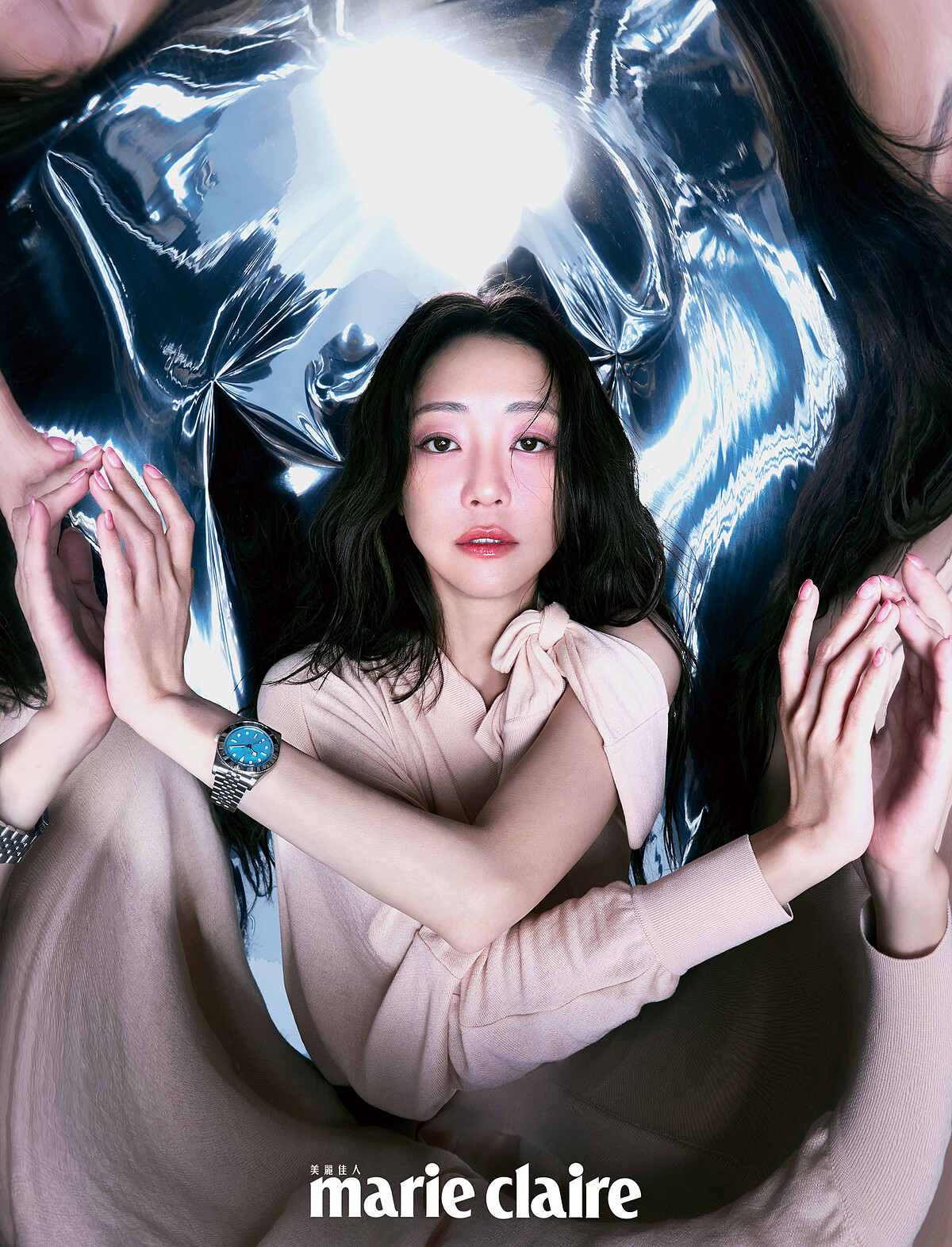 粉色不對稱針織連身裙，Ferragamo；BLACK BAY 54「湖水藍款」，Tudor。