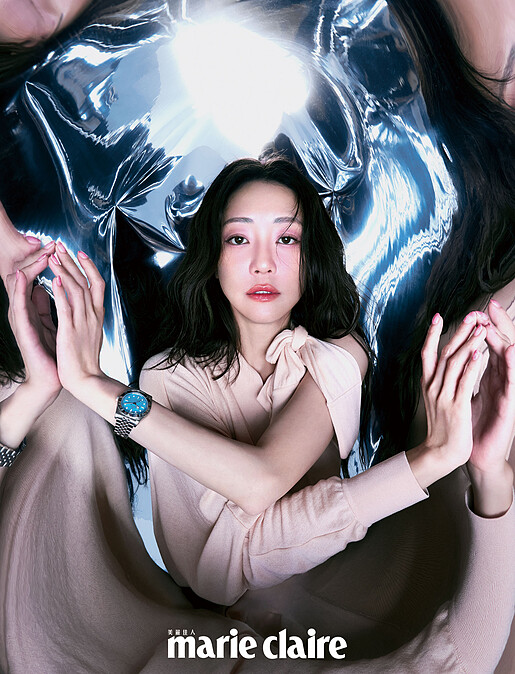 粉色不對稱針織連身裙，Ferragamo；BLACK BAY 54「湖水藍款」，Tudor。