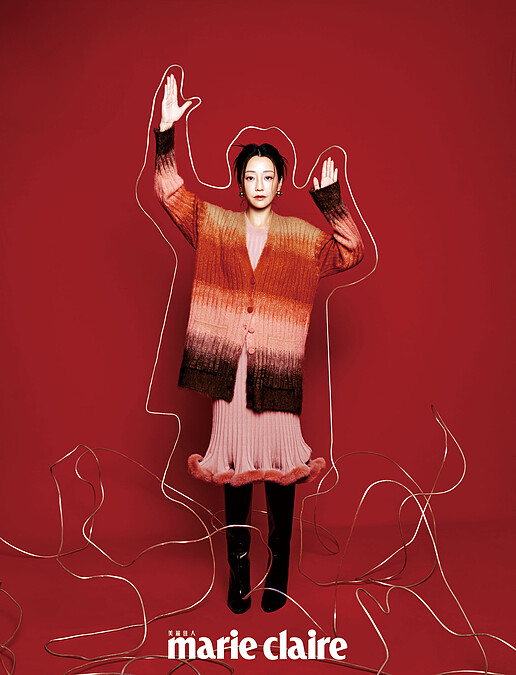 漸層羊毛開襟毛衣、粉色毛絨洋裝、漸層羊毛開襟毛衣、黑色亮面過膝長靴、金屬球形耳飾，all by Fendi。