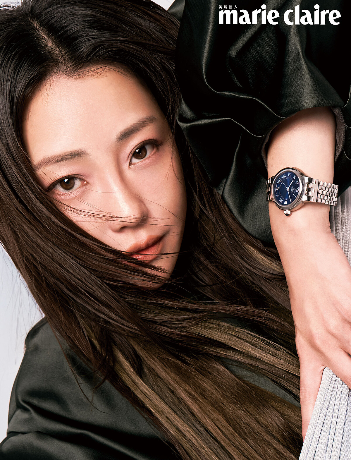 墨綠絲緞立體澎袖上衣、窄版金屬腰帶金屬球形耳飾，all by Fendi； CLAIR DE ROSE「帝舵藍款」，Tudor。