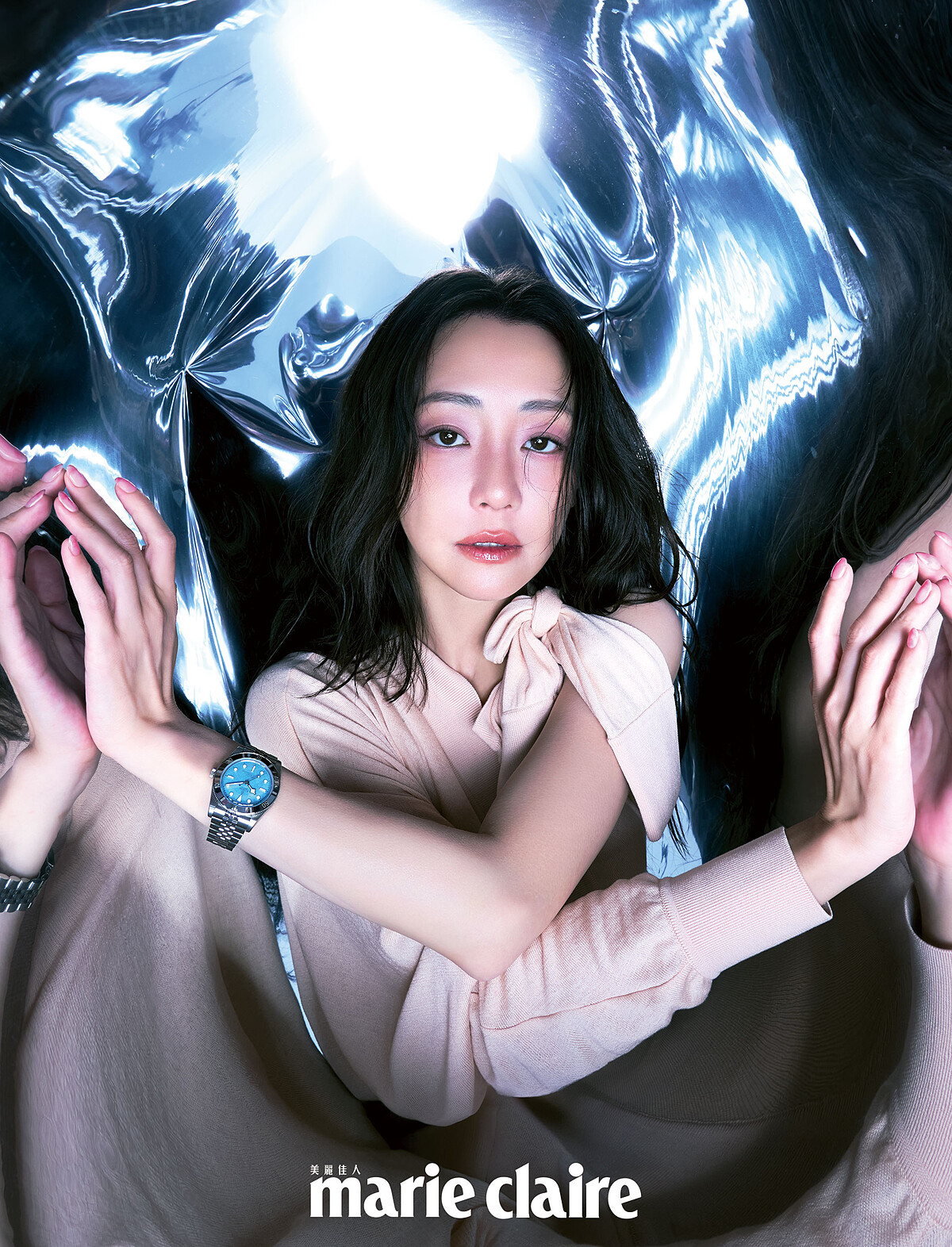 粉色不對稱針織連身裙，Ferragamo；BLACK BAY 54「湖水藍款」，Tudor。