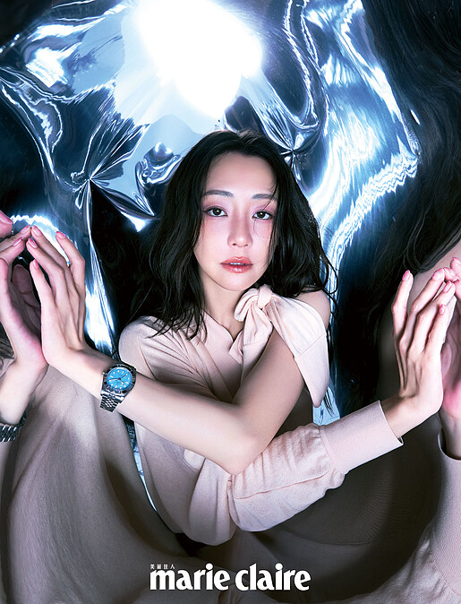 粉色不對稱針織連身裙，Ferragamo；BLACK BAY 54「湖水藍款」，Tudor。