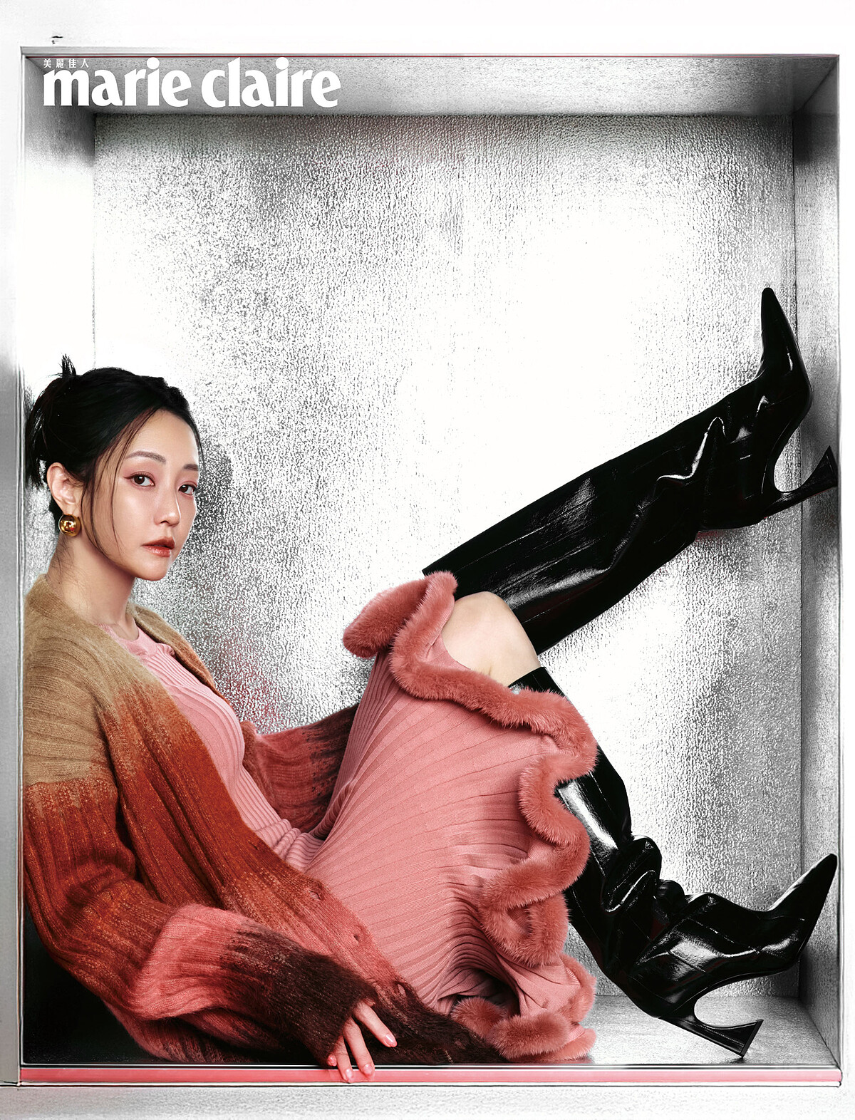 漸層羊毛開襟毛衣、粉色毛絨洋裝、漸層羊毛開襟毛衣、黑色亮面過膝長靴、金屬球形耳飾，all by Fendi。