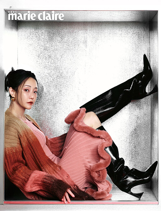 漸層羊毛開襟毛衣、粉色毛絨洋裝、漸層羊毛開襟毛衣、黑色亮面過膝長靴、金屬球形耳飾，all by Fendi。