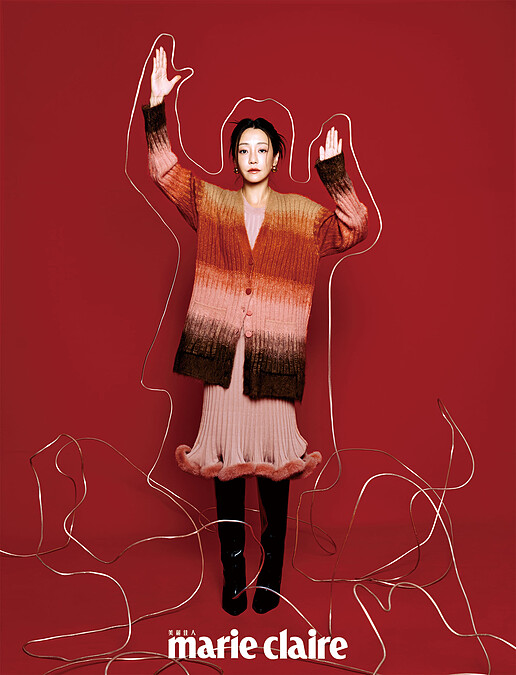 漸層羊毛開襟毛衣、粉色毛絨洋裝、漸層羊毛開襟毛衣、黑色亮面過膝長靴、金屬球形耳飾，all by Fendi。漸層羊毛開襟毛衣、粉色毛絨洋裝、漸層羊毛開襟毛衣、黑色亮面過膝長靴、金屬球形耳飾，all by Fendi。