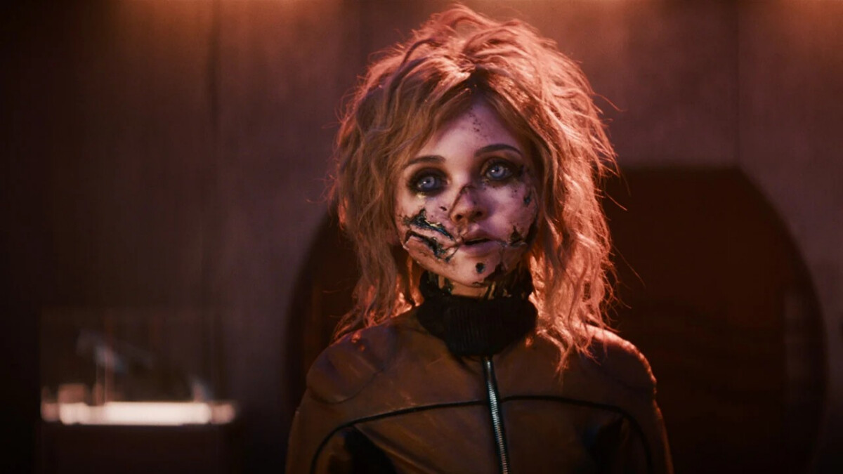 《窒友梅根2.0》：更癲更狂更惡搞，讓你忍不住想用「唱」的來形容這部電影