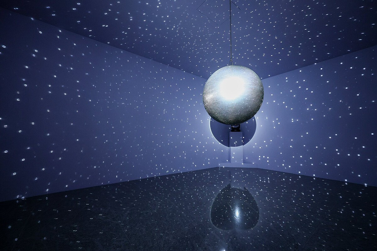 呼應「崇高」美學，當代藝術家凱蒂．帕特森（Katie Paterson）的作品《全食》（Totality）