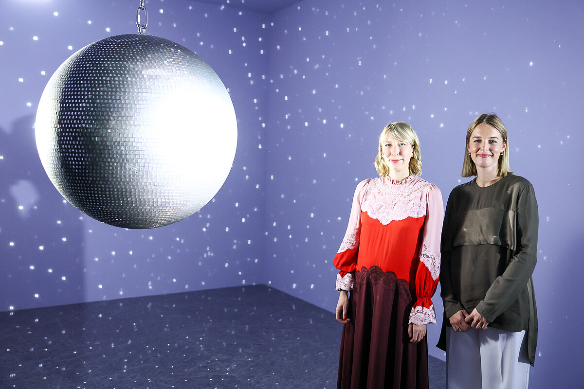 英國泰德美術館策展人伊莉莎白．布魯克（Elizabeth Brooke）、藝術家凱蒂．帕特森（Katie Paterson）於其作品《全食》(Totality)前分享創作與共同展出的策劃構想。