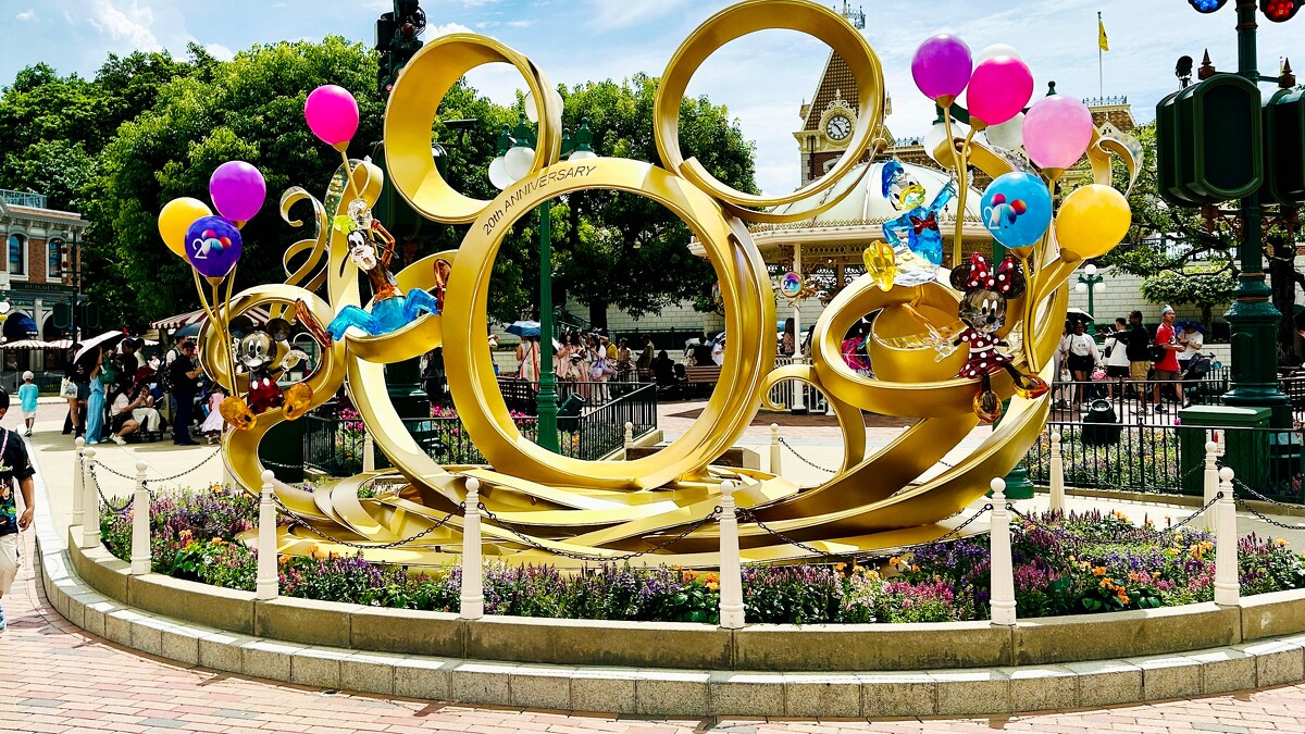 香港迪士尼樂園各處已換上20週年裝飾