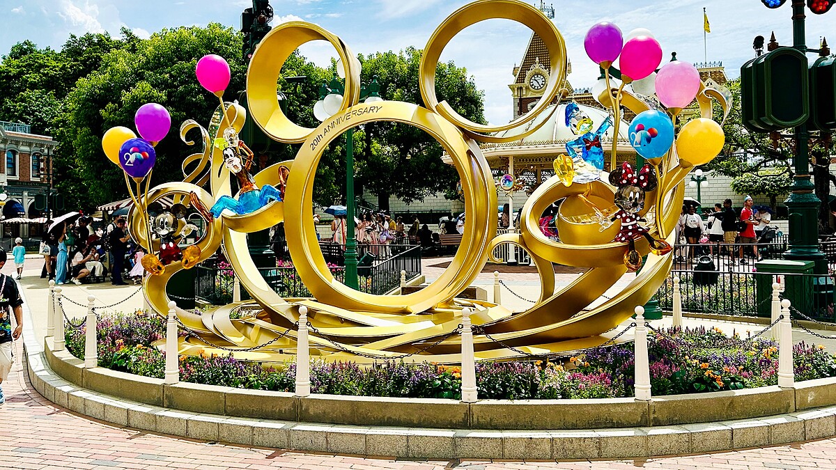 香港迪士尼樂園各處已換上20週年裝飾