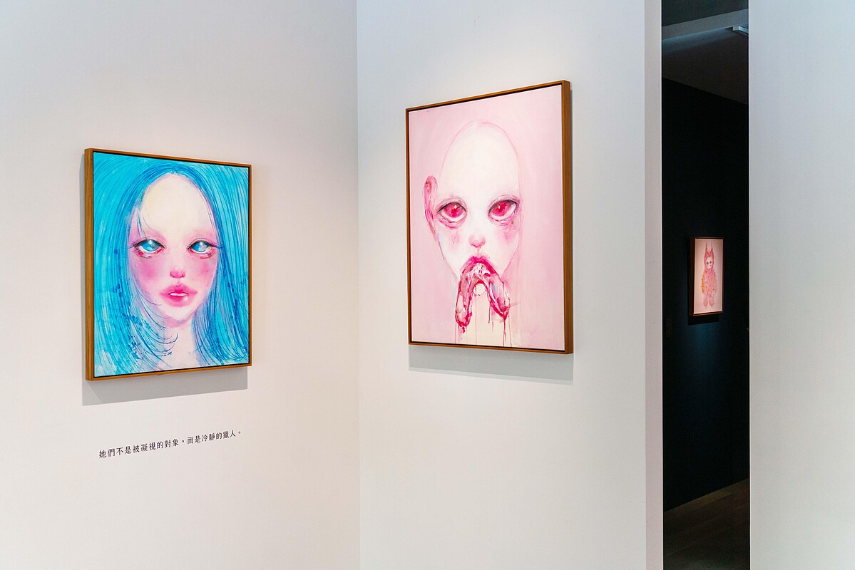 聚焦「視線的權力反轉」，挑戰傳統觀看架構，角色不再是被動的肖像，而是冷靜的觀察者，甚至是設局的獵人。