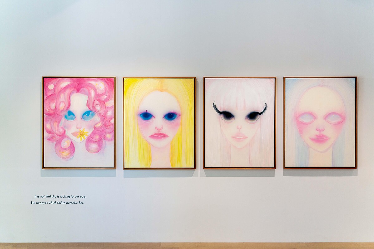 展覽圍繞「偽烏托邦」的想像，靈感源自電影《黑天鵝》，結合自身對「美」與「慾望」的觀察，創作出一系列看似純真、實則擁有主動凝視能力的角色。