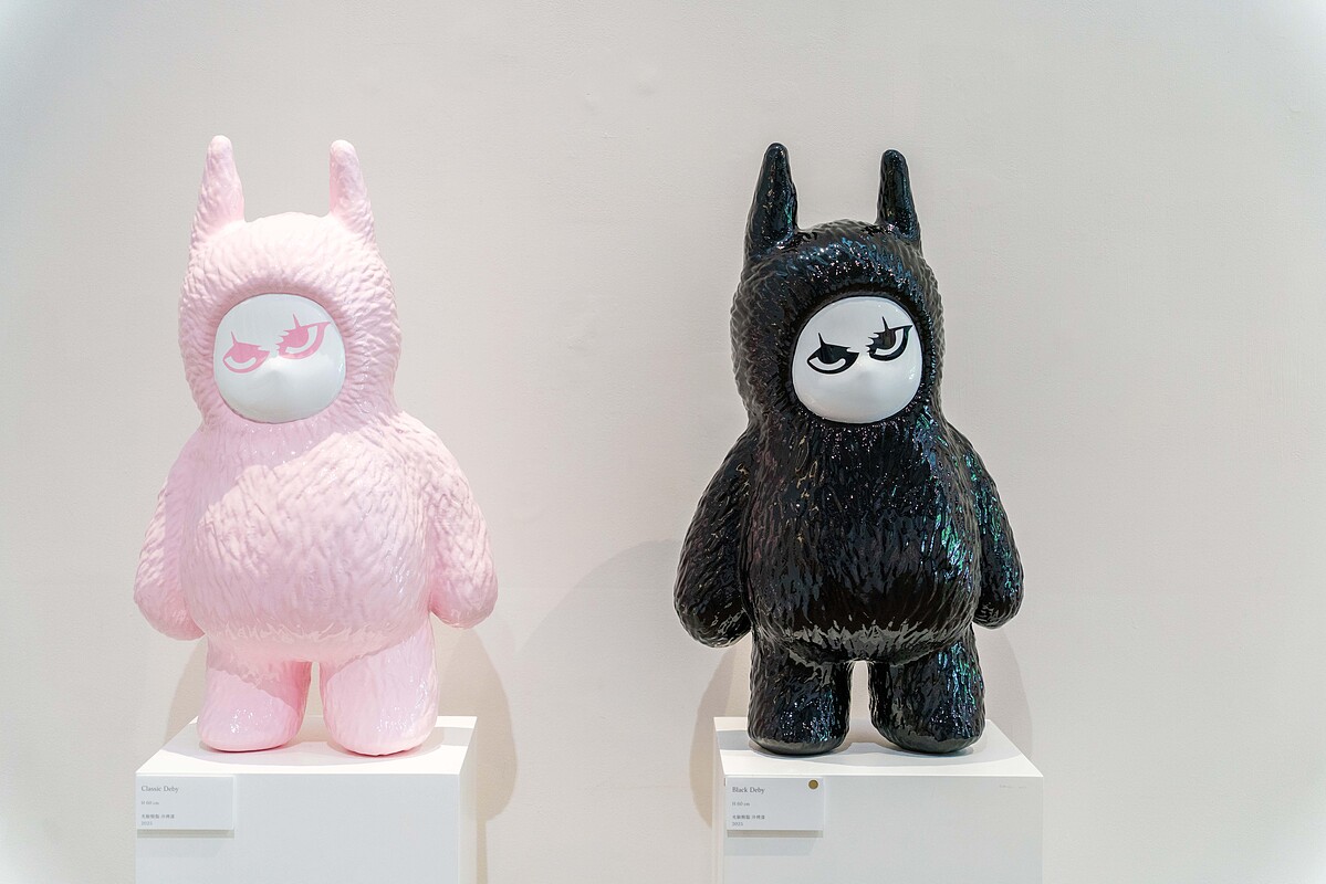 以極簡卻張力十足的角色造型描繪心理狀態，呈現出青春期情緒、個體不安與社群審美之間的錯位與張力。