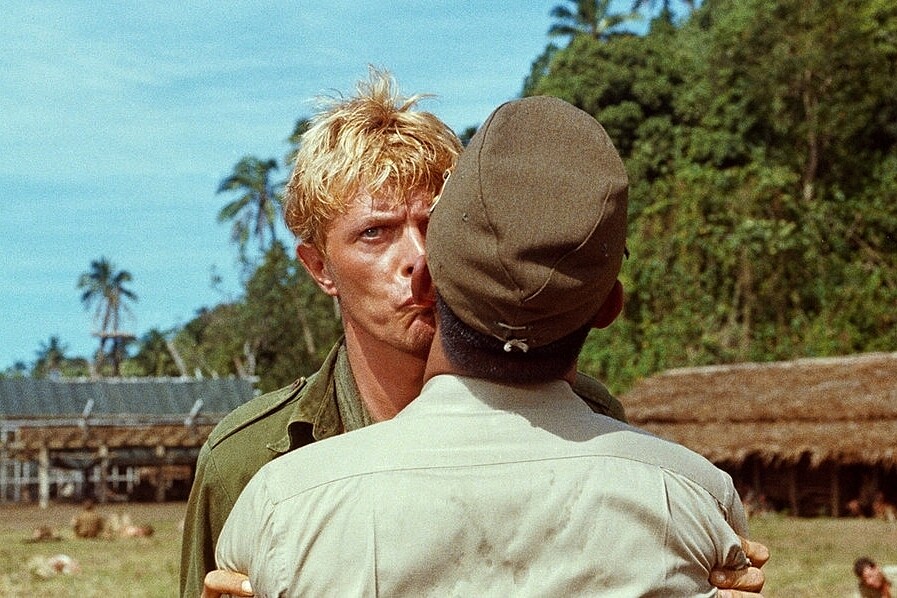 《俘虜》為坂本龍一初次配樂就被國際大獎認可、從此奠定配樂大師地位的電影處女作|誠品電影院「2025 坂本龍一紀念特別放映」。