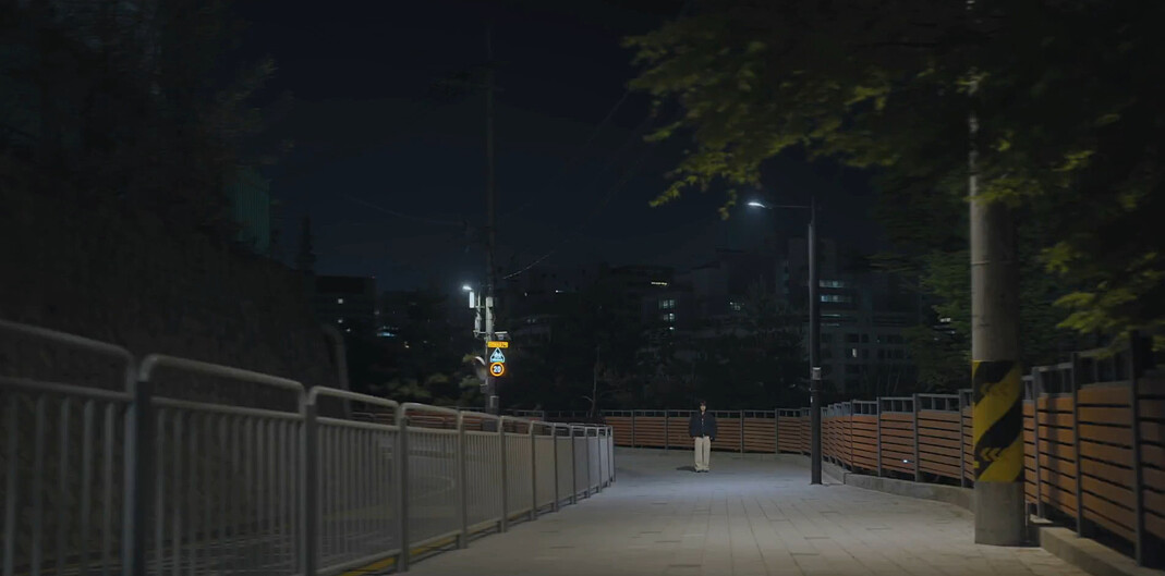 導演用交叉剪接與長鏡頭，表現十年後昊洙拒未知於千里之外