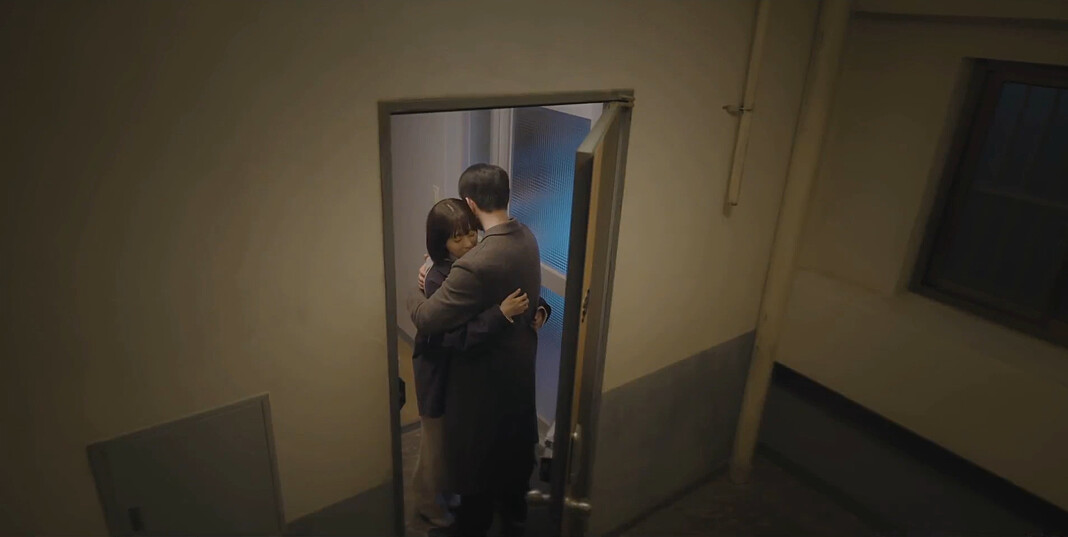 導演特別讓未知昊洙站在門口和好，兩個人總算各自打開心門了！