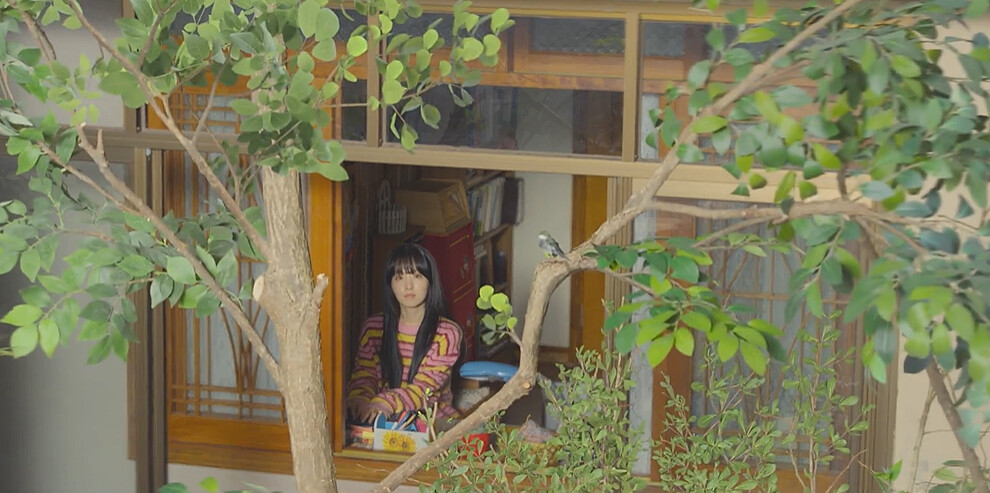 未知望向窗口看見樹梢上的小鳥，想起外婆說會幻化為小鳥在她身邊，全劇以「溫柔同在」作結。