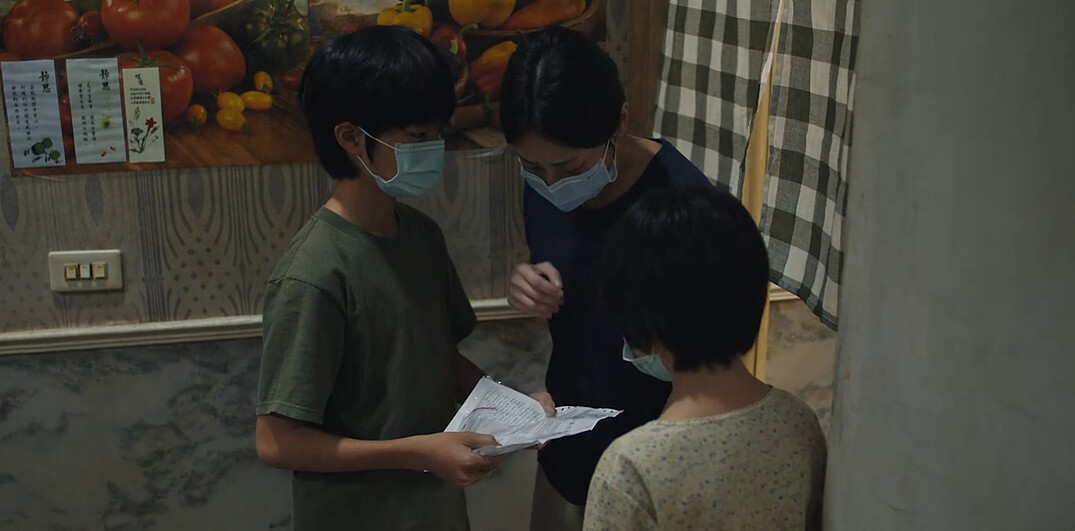 羅譽主動翻出爸爸的藥袋，發現沒有藥了，陳又茗忙於生活疏忽了