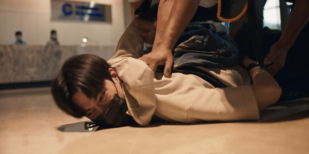 胡家威直接命令警衛，看到兒子來公司就報警，警衛也不客氣直接壓制在大廳毫不留情面