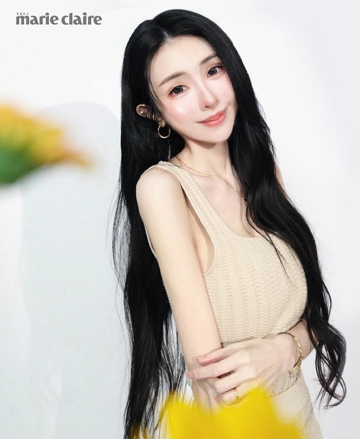 米色針織背心、米色針織半身裙，both by Club Monaco；米色高跟鞋，Charles&Keith。