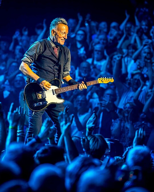 現年75歲的美國傳奇歌手 Bruce Springsteen。