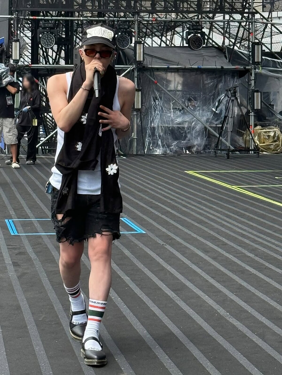 G-Dragon權志龍於PSY演唱會彩排，身穿白色背心與牛仔五分褲，搭配Dr.Martens瑪莉珍鞋