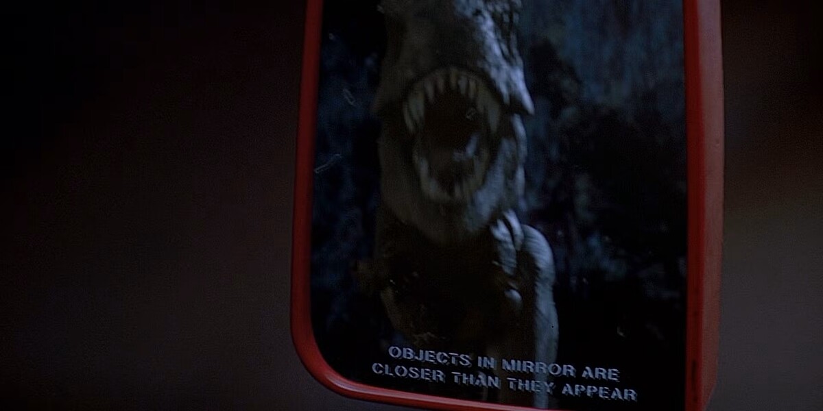 《侏羅紀世界：重生》致敬《侏羅紀公園》的後照鏡畫面，鏡中映有暴龍