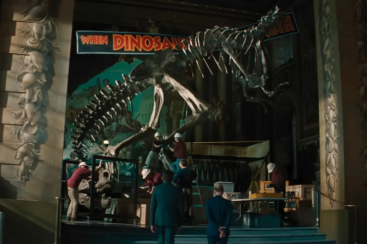 《侏羅紀世界：重生》博物館場景中，掛有「當恐龍統治地球時」布條的暴龍頭骨